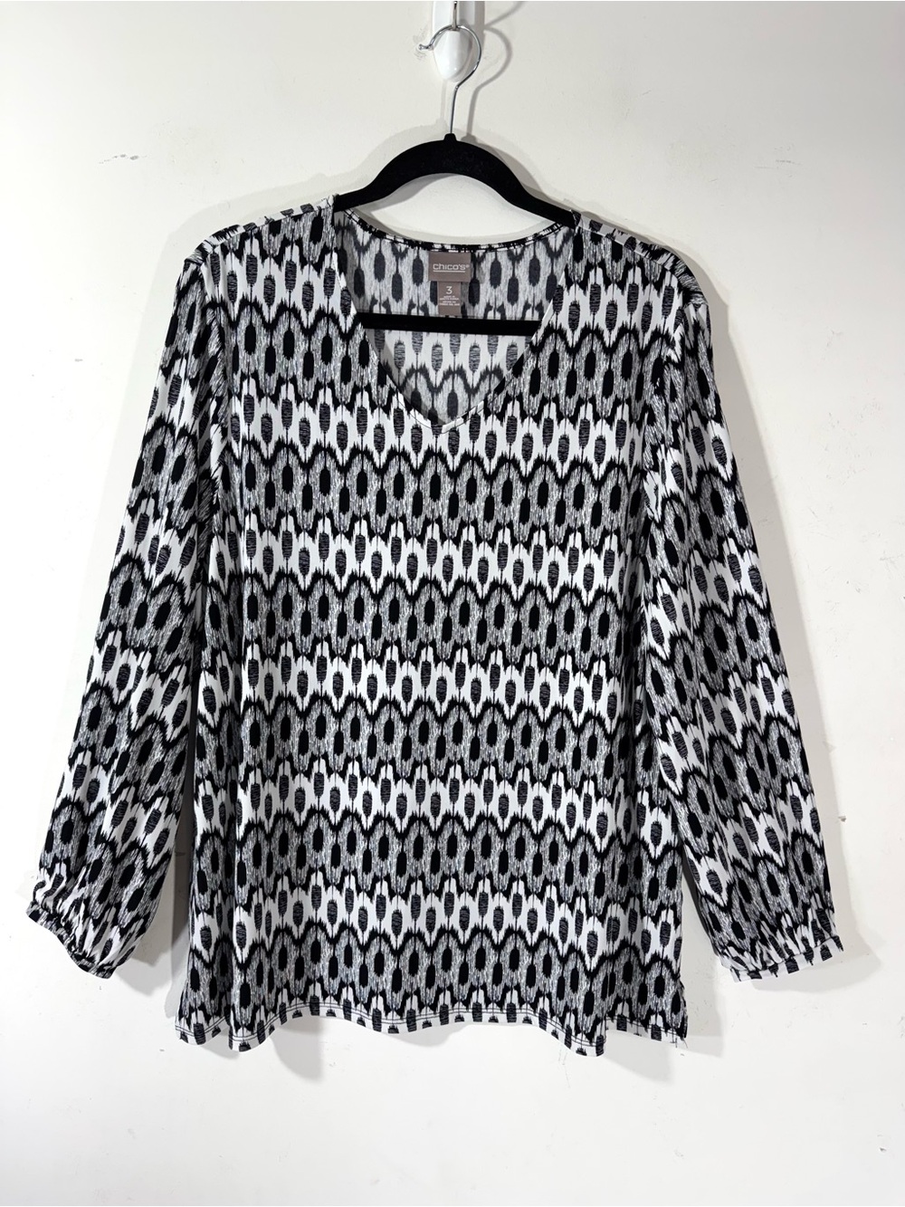 Chico's black and white Ikat print long sleeve pullover V neck top XL NEW